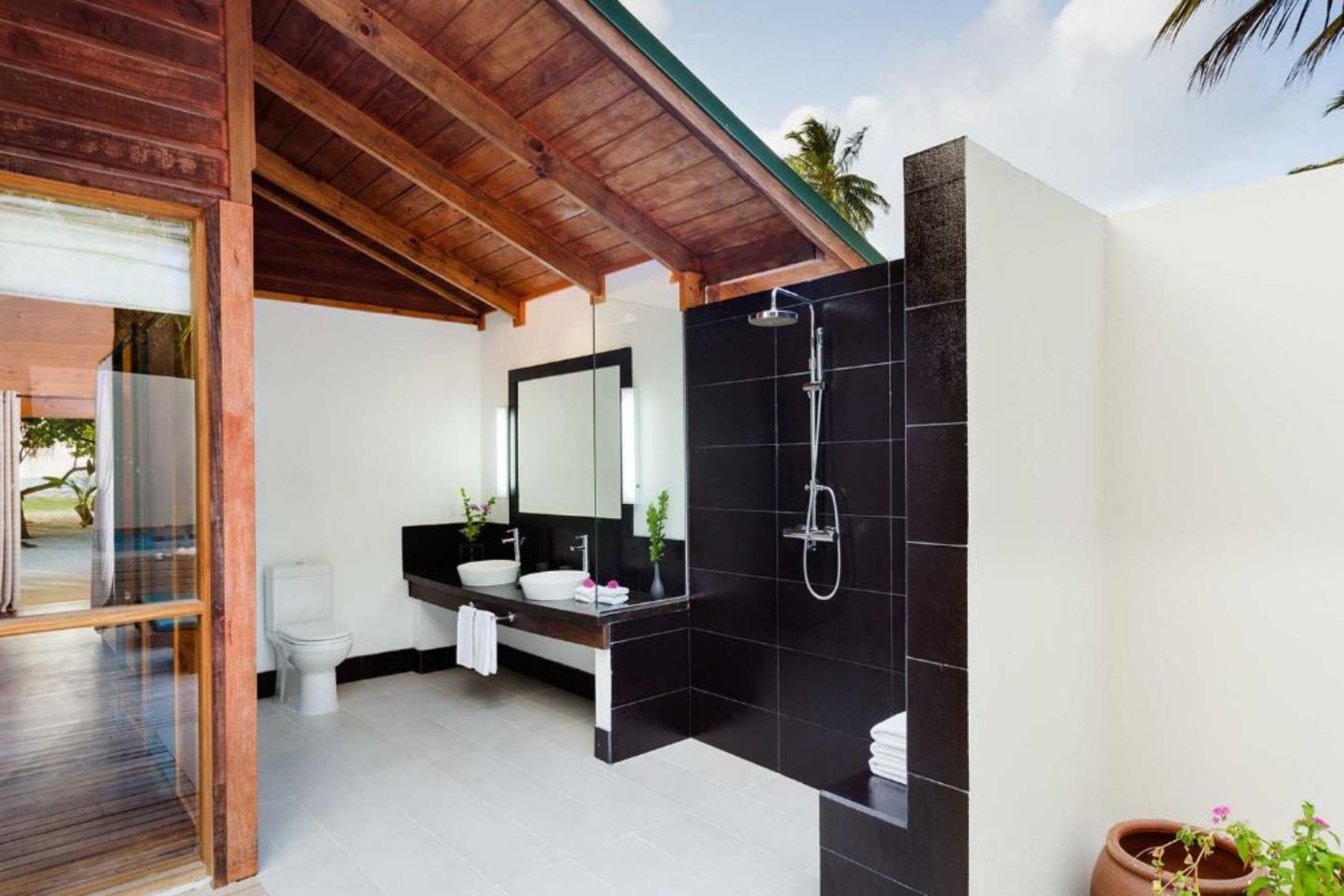 Meeru Island Resort Spa Maldives 7 2 1 Price Address