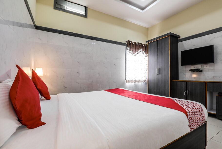 OYO 9352 Hotel SRC Grand Vijaywada Hotel Price, Address & Reviews