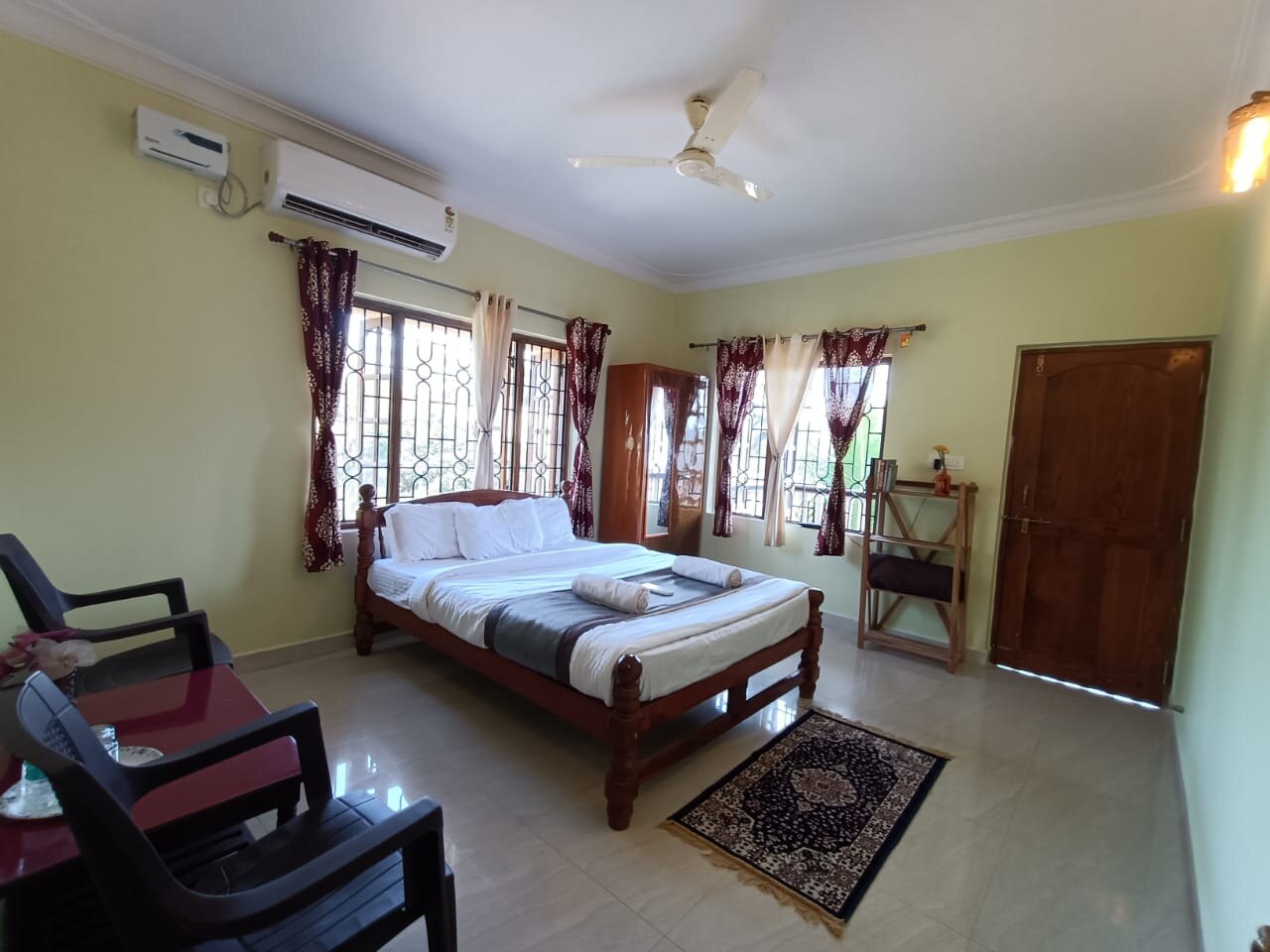 Pappa's Guest House - Tap to explore photos
