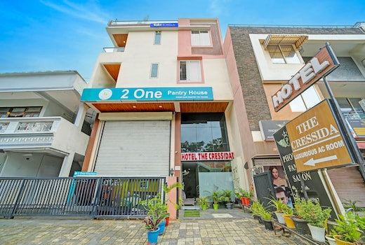 FabHotel Cressdia