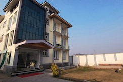 Azuri Bliss Resort ( 1 Min Drive to Railway Station), Srinagar