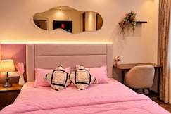The Halt Blush Premium Stay Near Expo Mart, Greater Noida