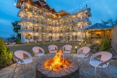 The Social Stays Bir, Bir Billing