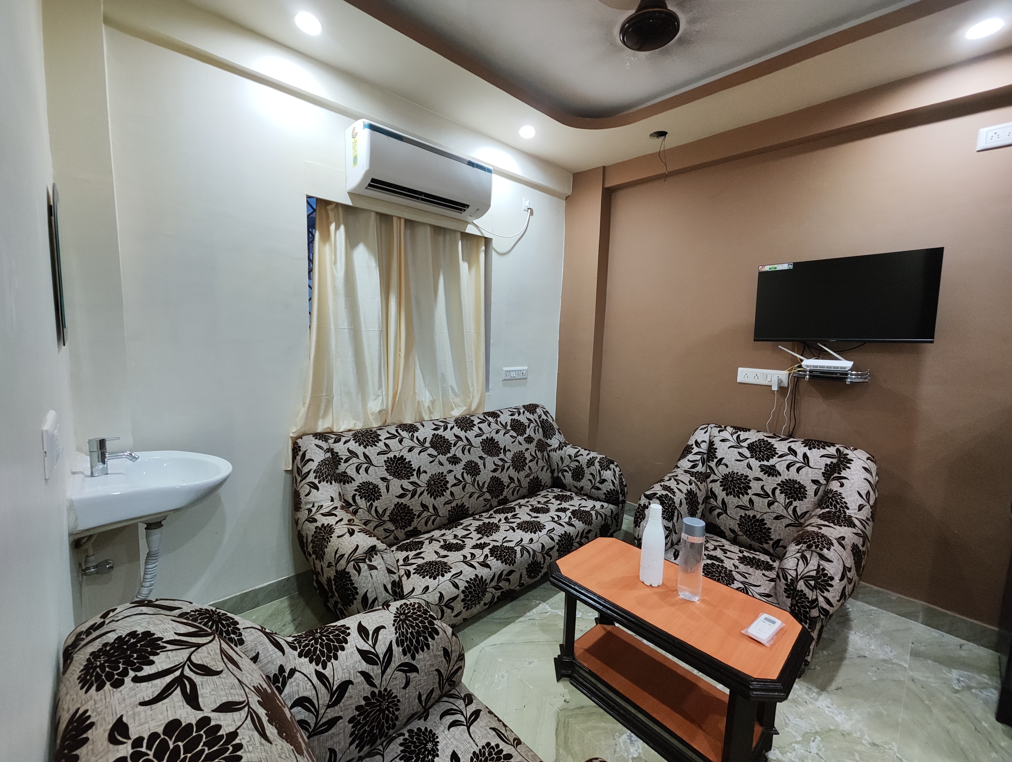 Luxury 2BHK 10 mins from Acropolis Mall Kasba - Tap to explore photos