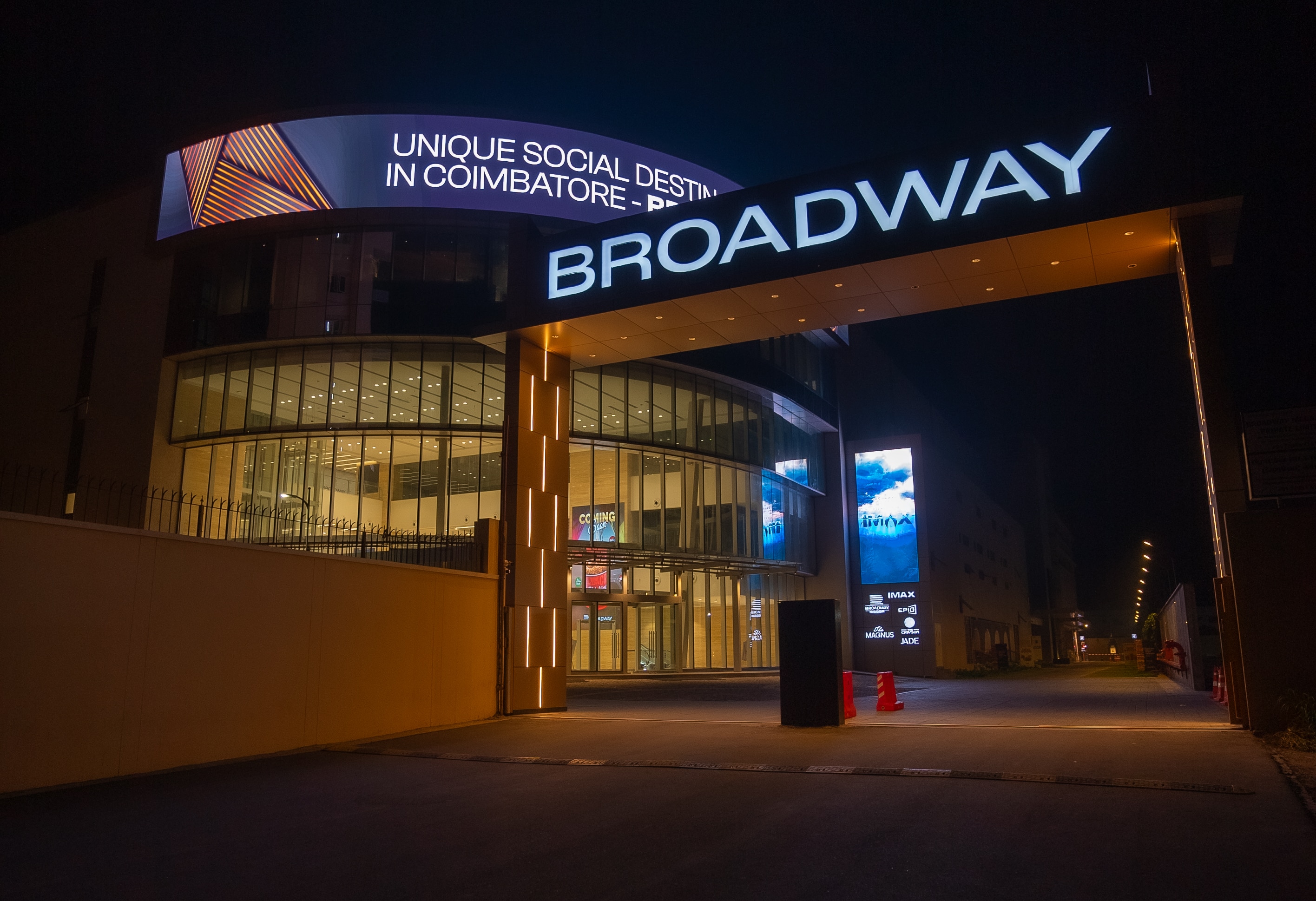 THE MAGNUS BY BROADWAY - Tap to explore photos