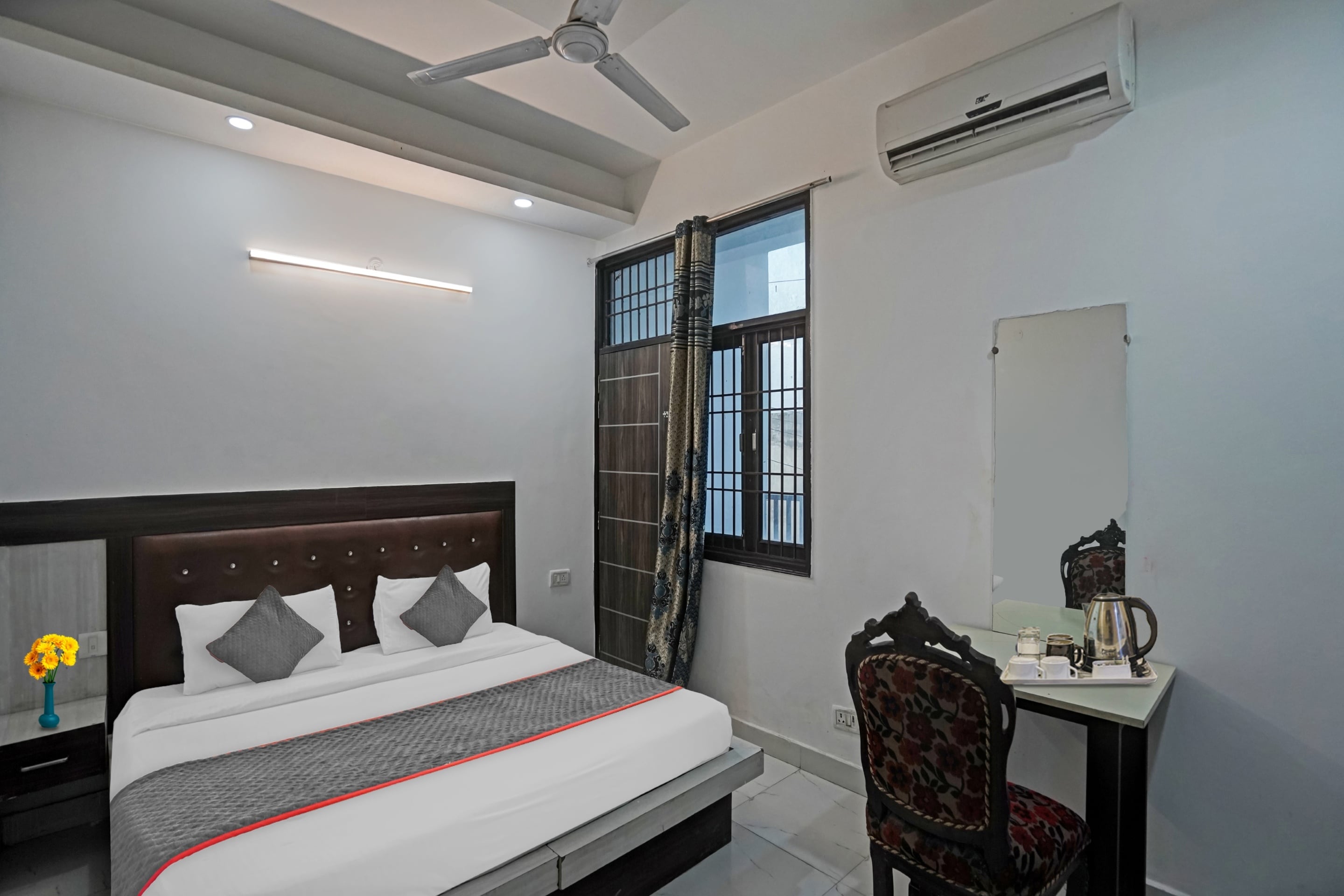 Signature Hotel Noida-62 - Tap to explore photos
