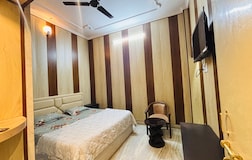 Deluxe Luxury AC Qween Bedroom