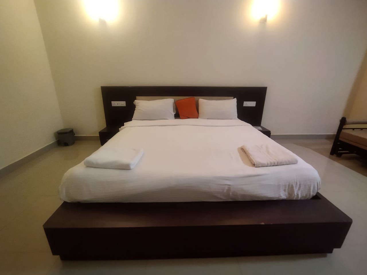 Private Deluxe room with swimming pool near to Morjim beach - Tap to explore photos