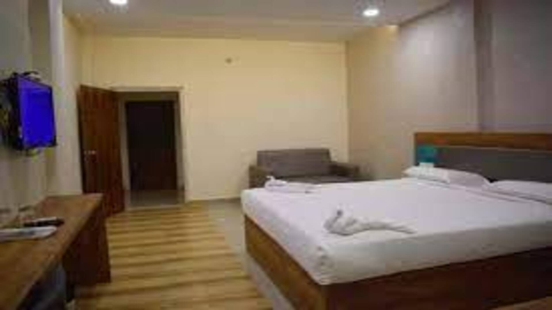 Hotel vishnu inn - Tap to explore photos