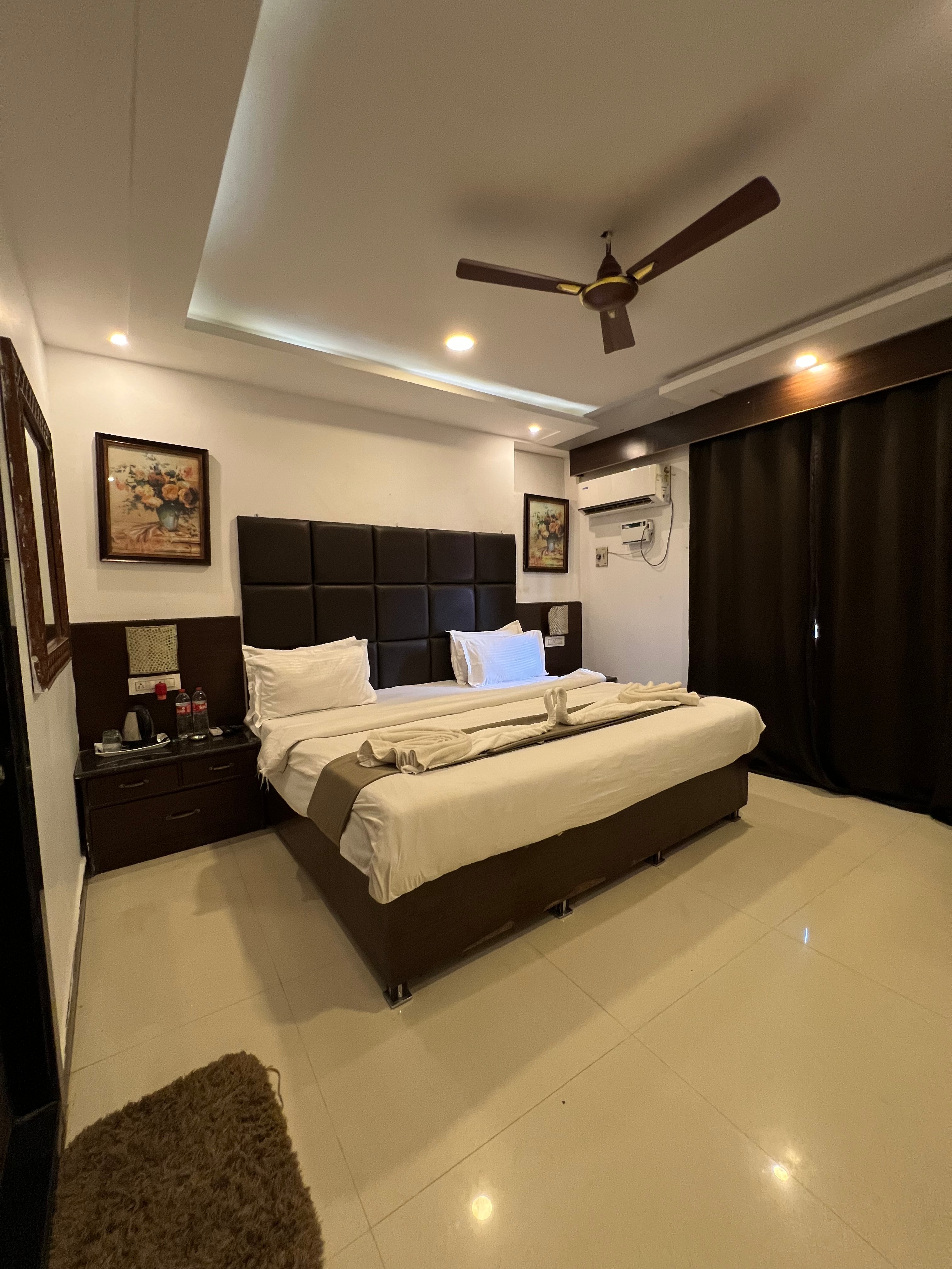 Sportsman Guest House - Tap to explore photos