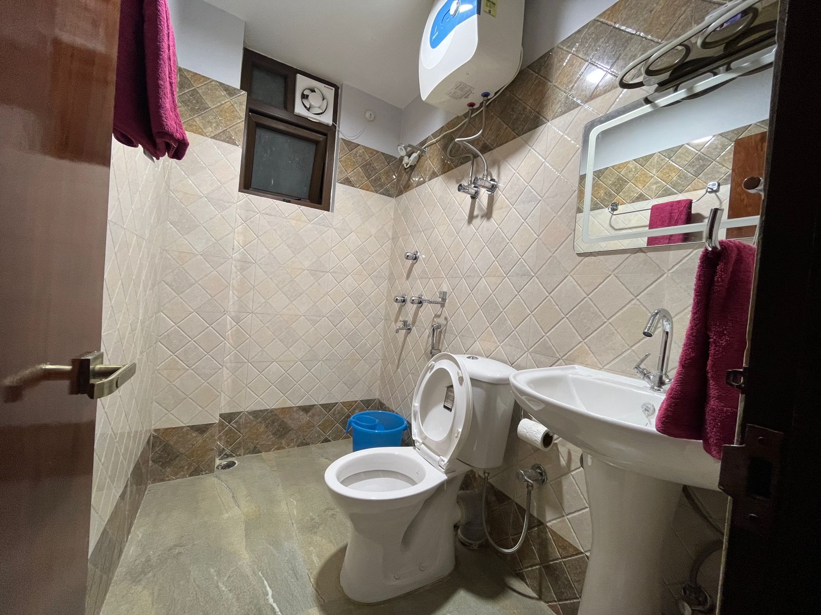 ROTARA HOTEL (B&B 1.1 K.m from MG MARG) - Tap to explore photos