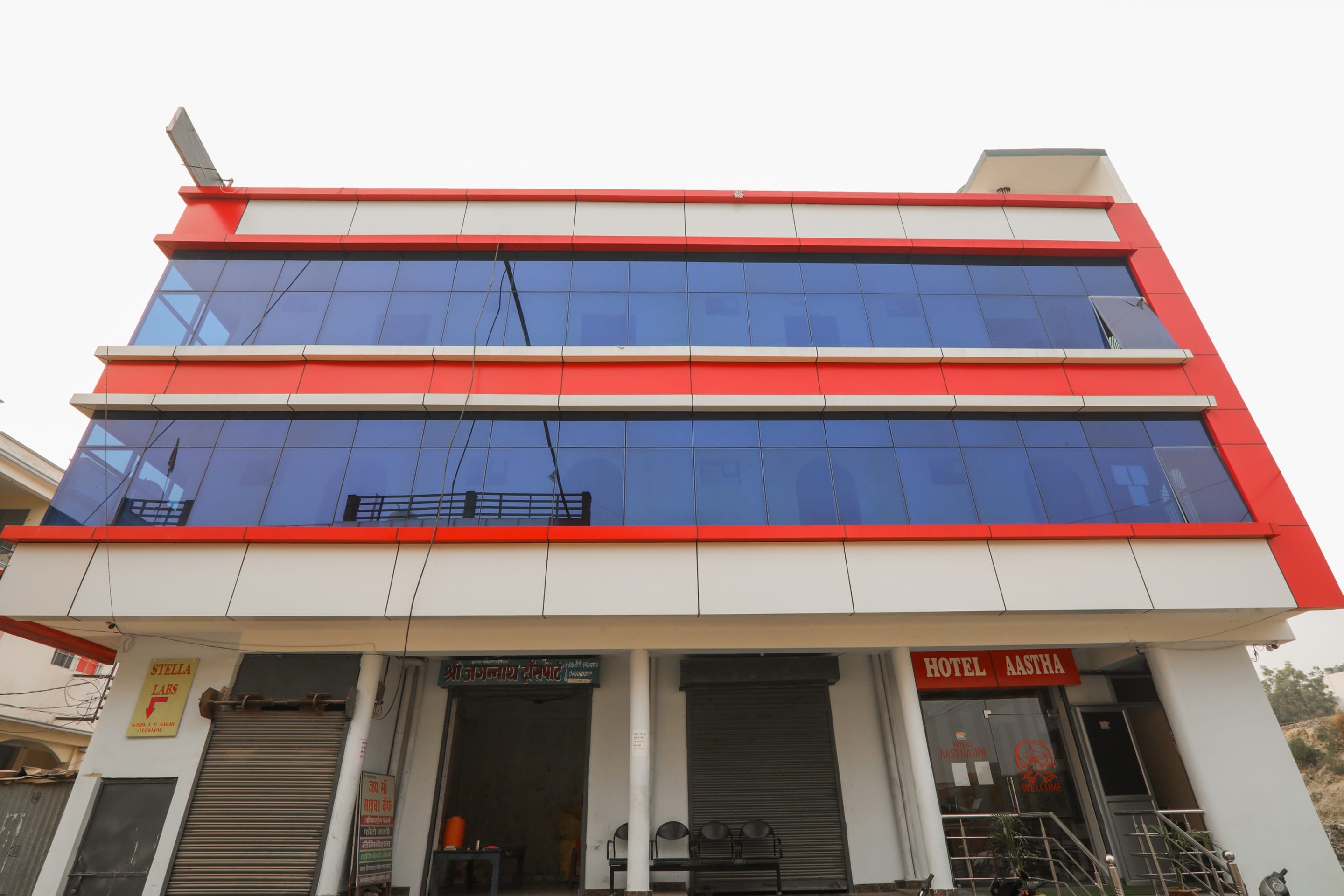 Super Hotel O Aastha Near Chaudhary Charan Singh International Airport - Tap to explore photos
