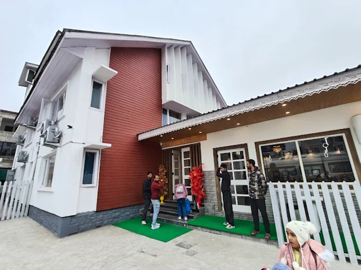 Hotel Kashmir Breeze, Srinagar - Tap to explore photos