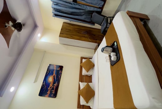 SKYInn Laxmi nagar by Twamev