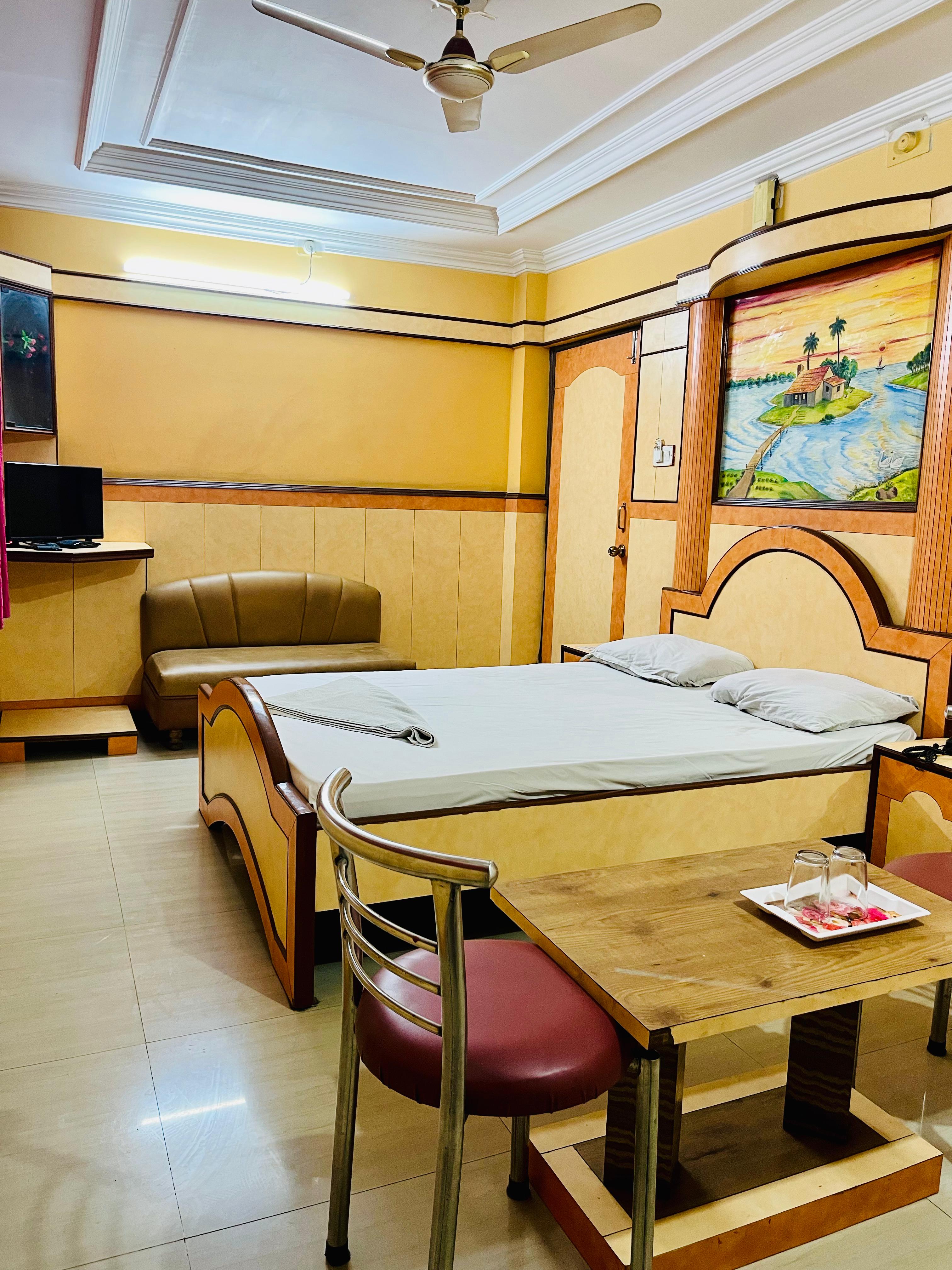 Hotel Shree Krishna - Tap to explore photos