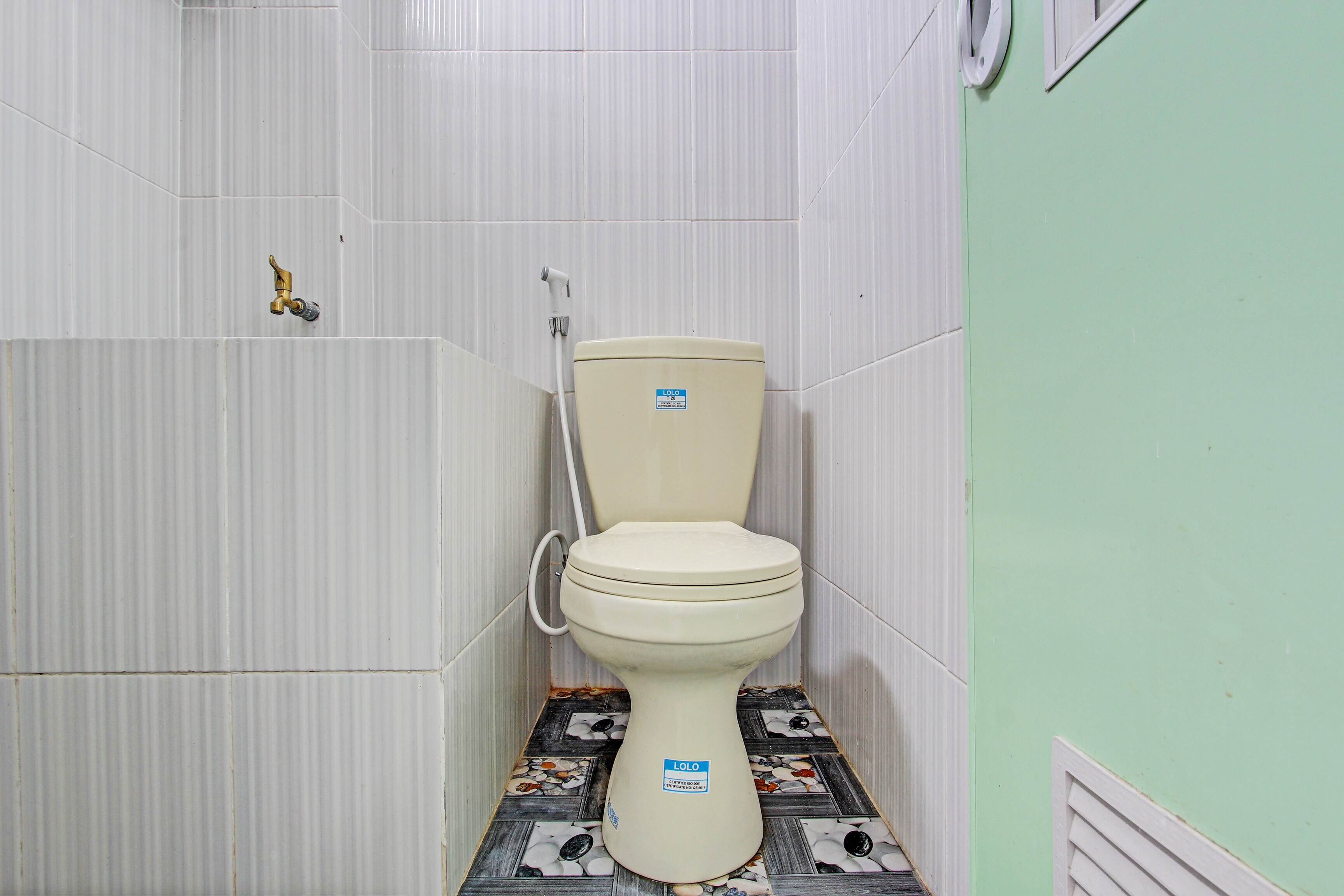SPOT ON 93317 Wisma Ratu Syariah - Tap to explore photos