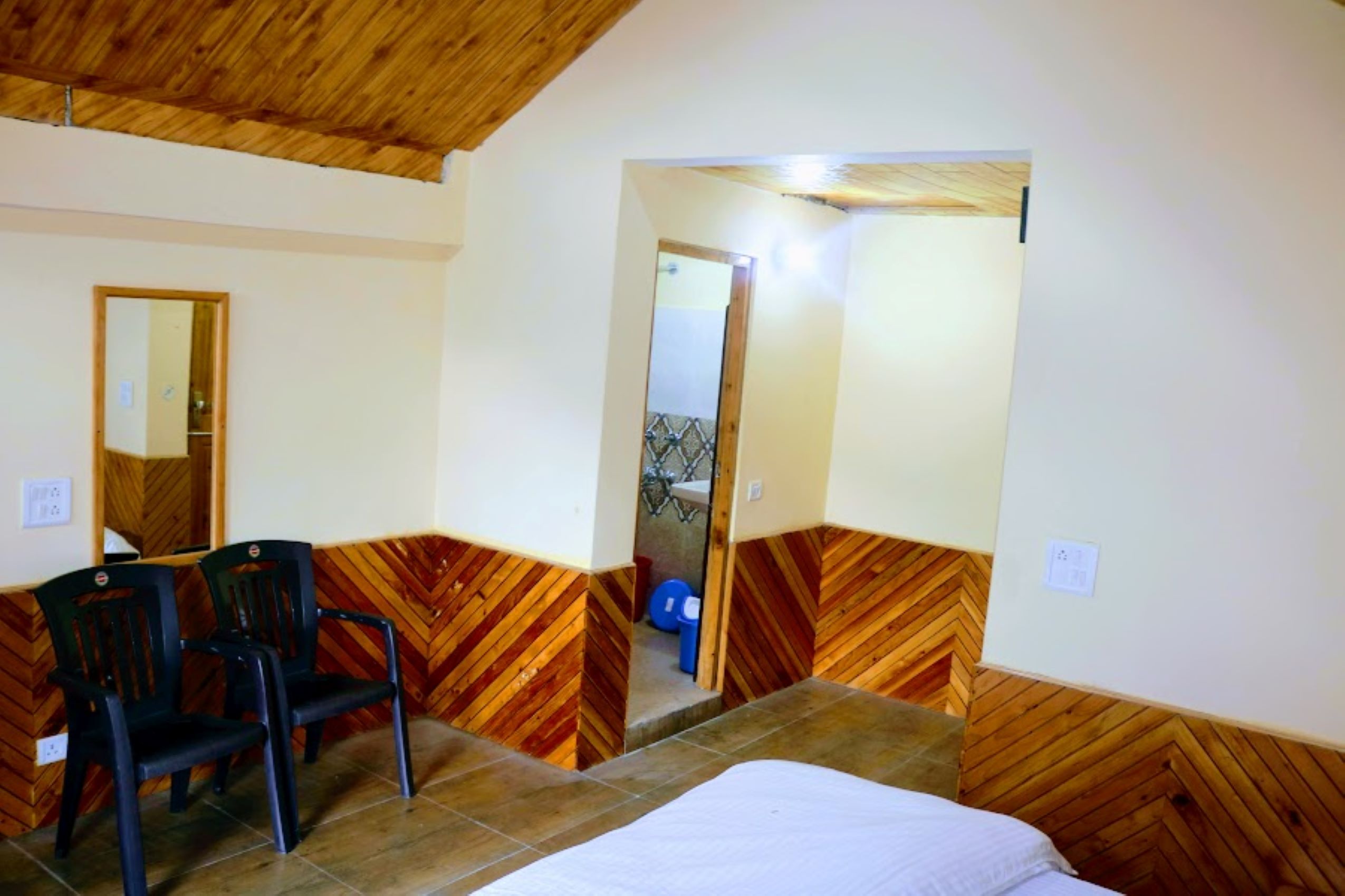 Atulyam-Private room near river&main Jibhi center - Tap to explore photos