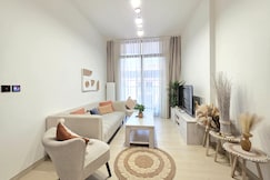 Modern 2-Bed Apartment with Stunning 15th-Floor Views, Dubai