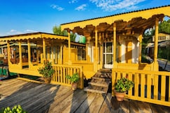 HOUSEBOAT SHORA PALACE, Srinagar