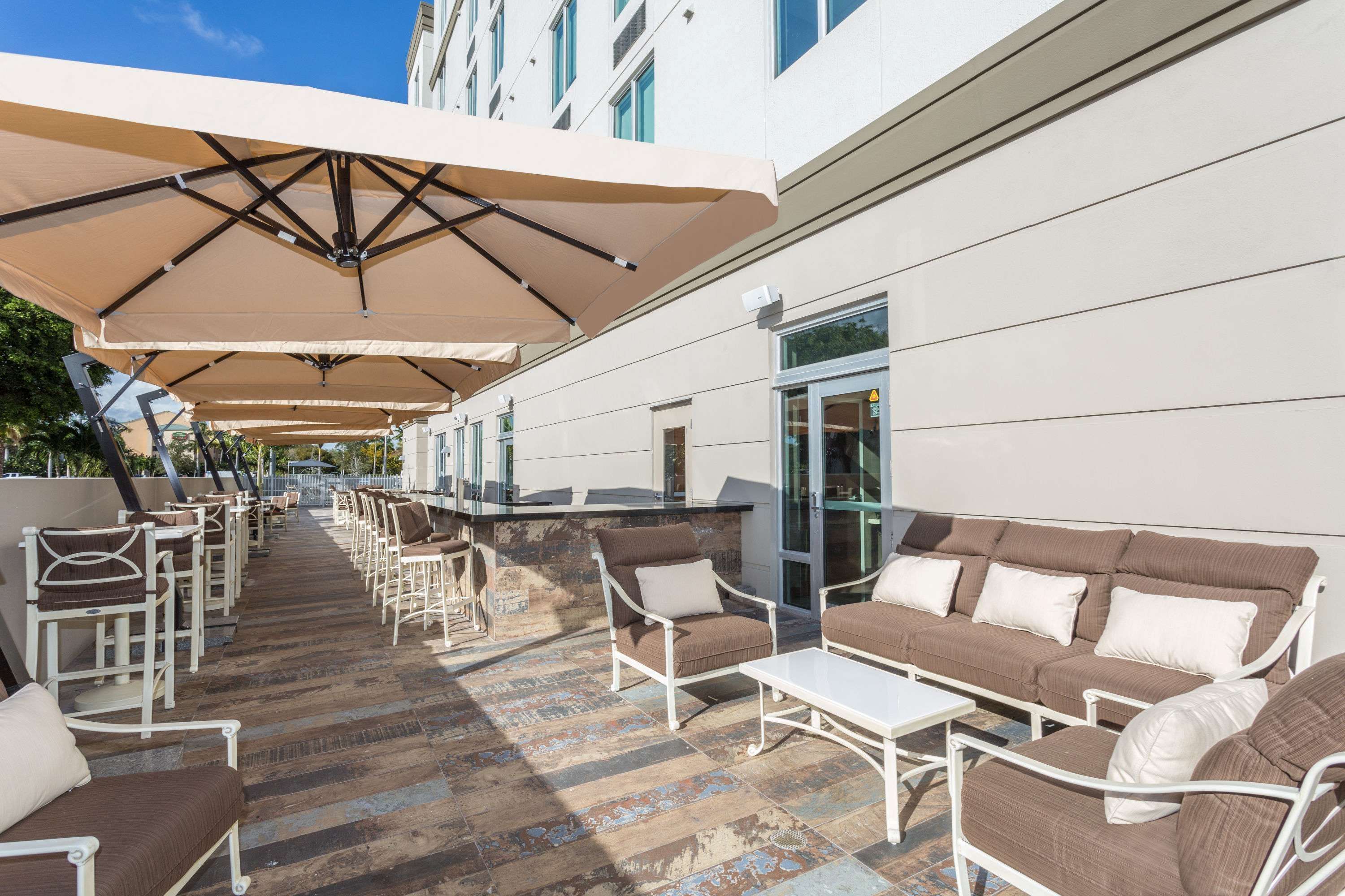 Wingate By Wyndham Miami Airport - Tap to explore photos