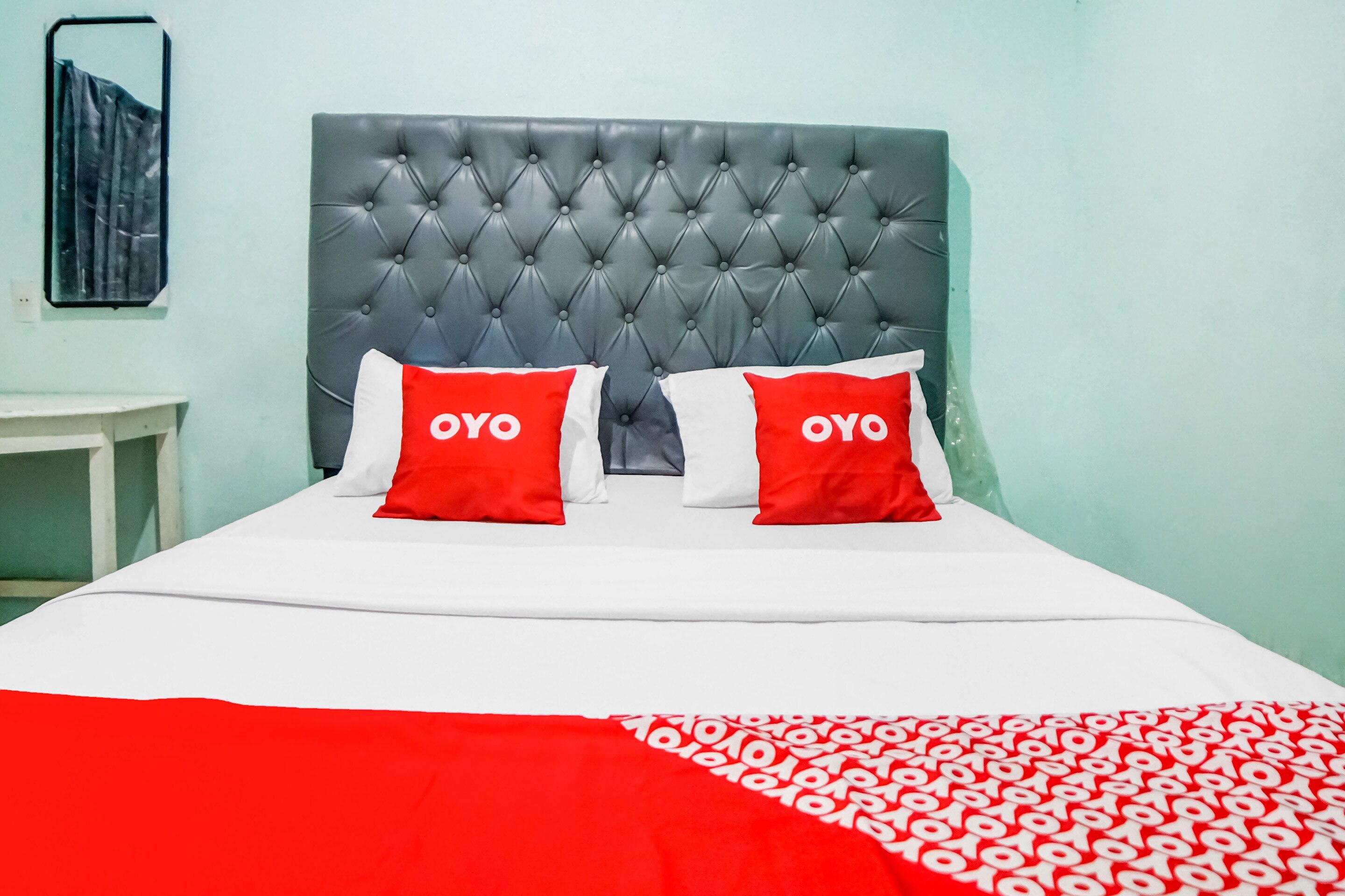 OYO 91163 Roemah Gh - Tap to explore photos