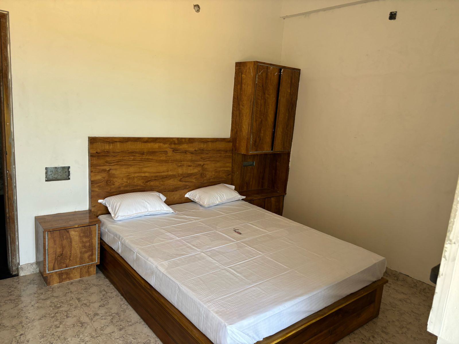 SHRI VENKATESHWARA HOTEL AND RESIDENCY - Tap to explore photos