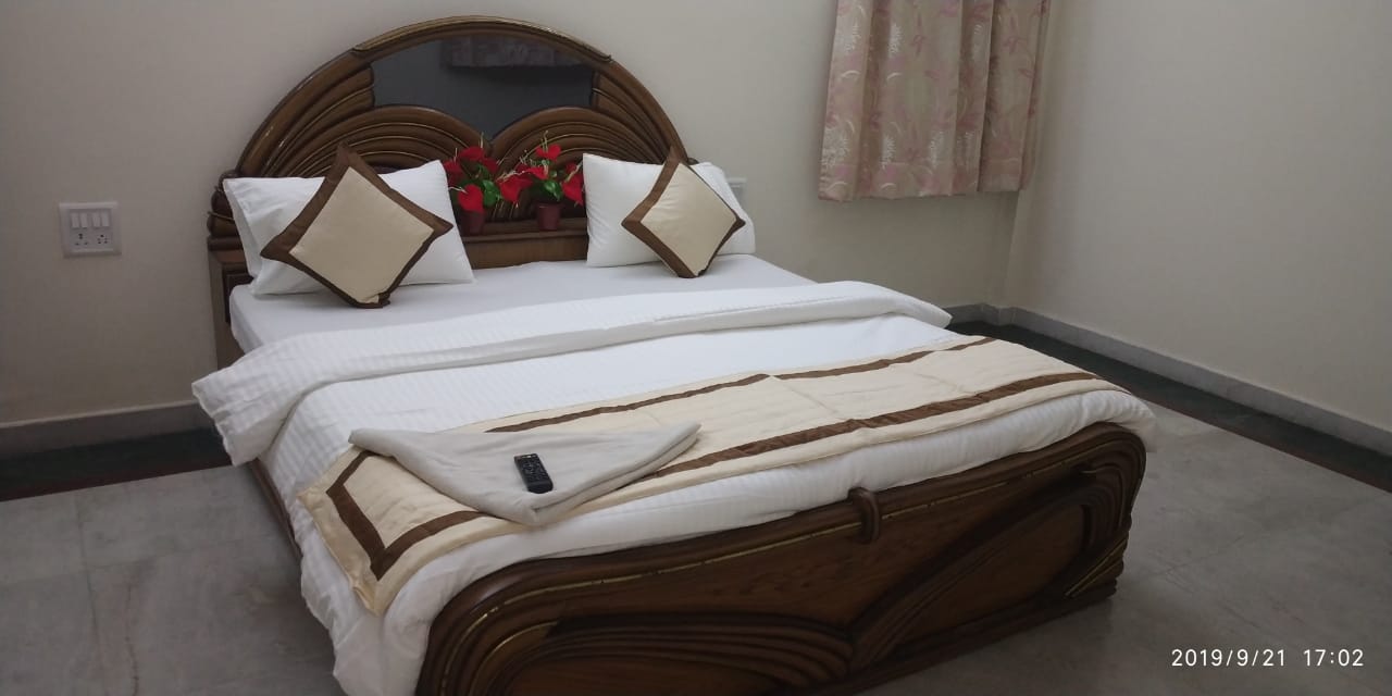 Hotel KUNDAN PLAZA Near Apollo Hospital - Tap to explore photos