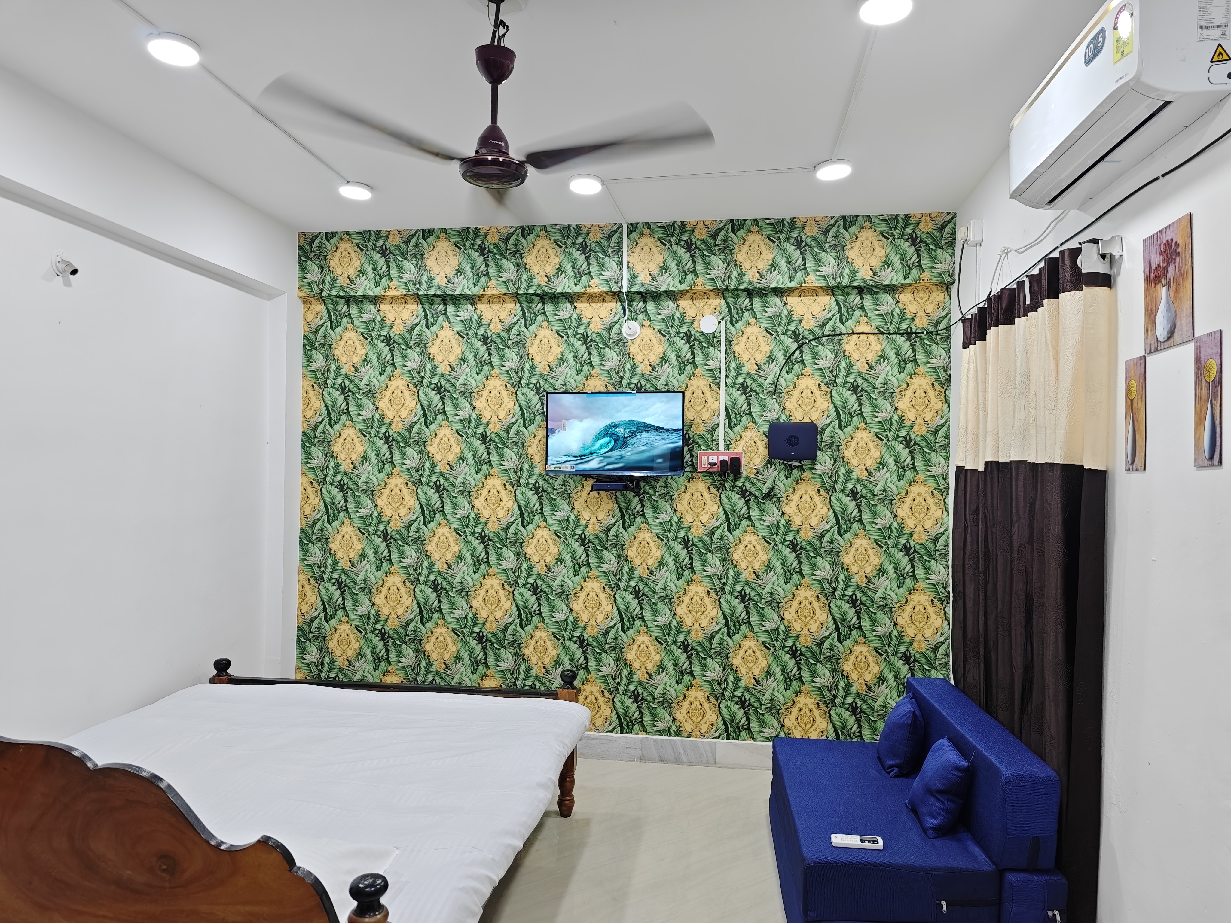 Entire Studio Flat On The Beach - Tap to explore photos