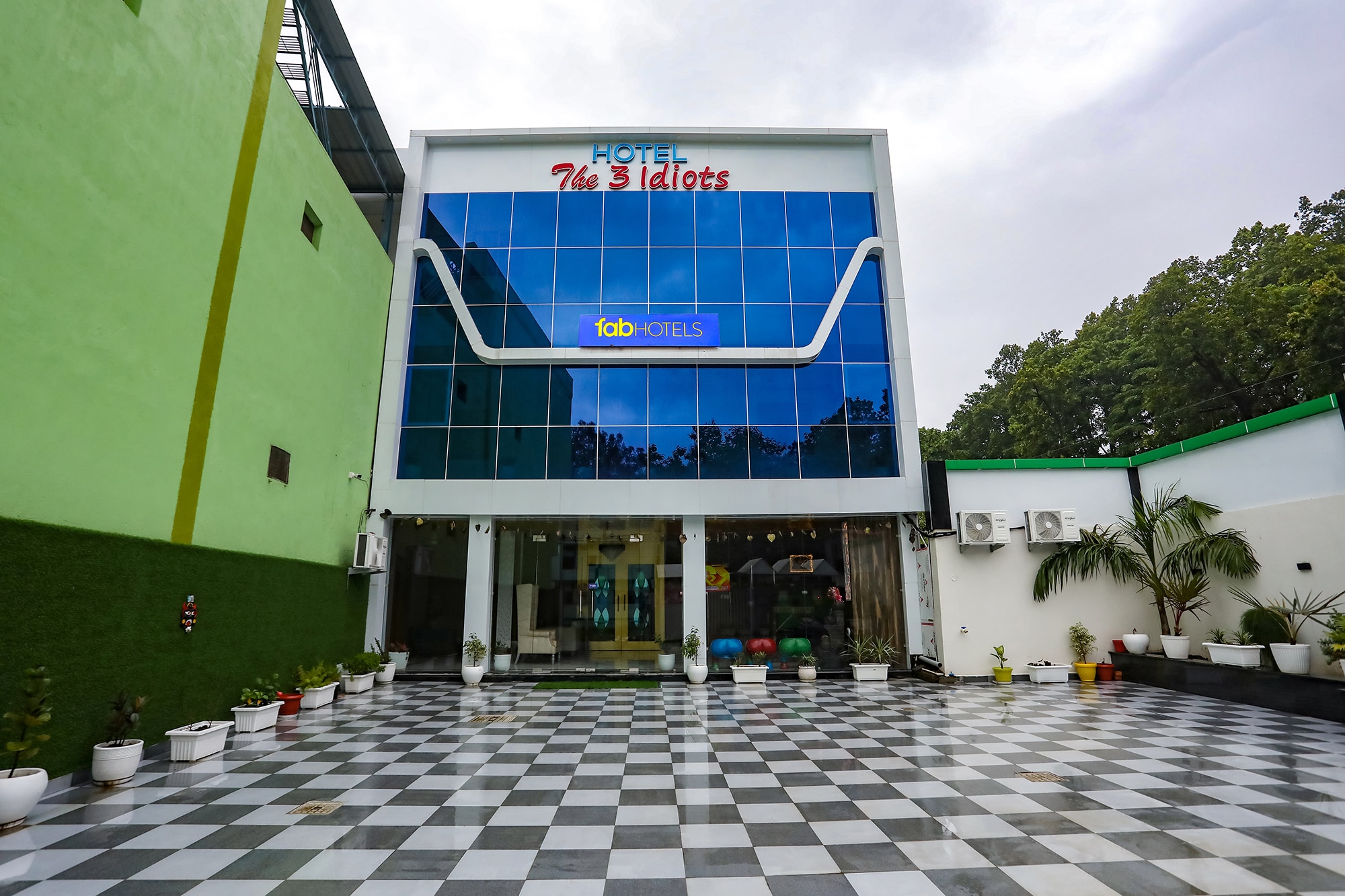 FabHotel The 3 Idiots - Tap to explore photos