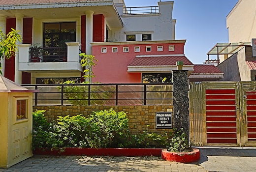 Cozy Retreat I Free Breakfast | Near Centrum Hotel