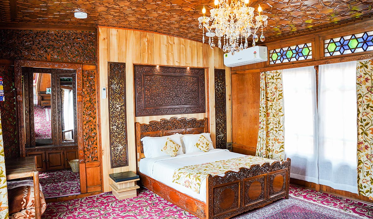 New Jacquline Heritage Houseboats - Tap to explore photos