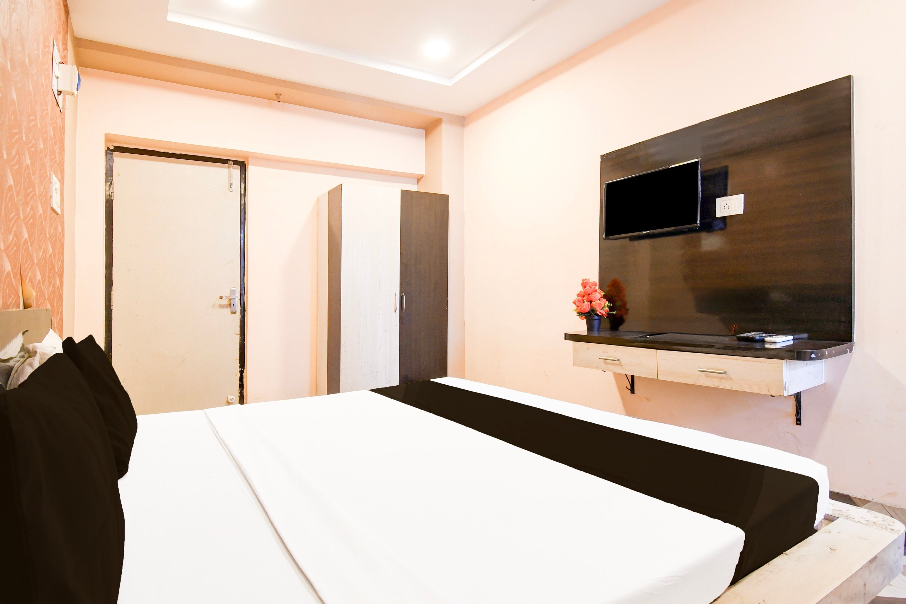 OYO 833752 Mrinmoyi Guest House - Tap to explore photos