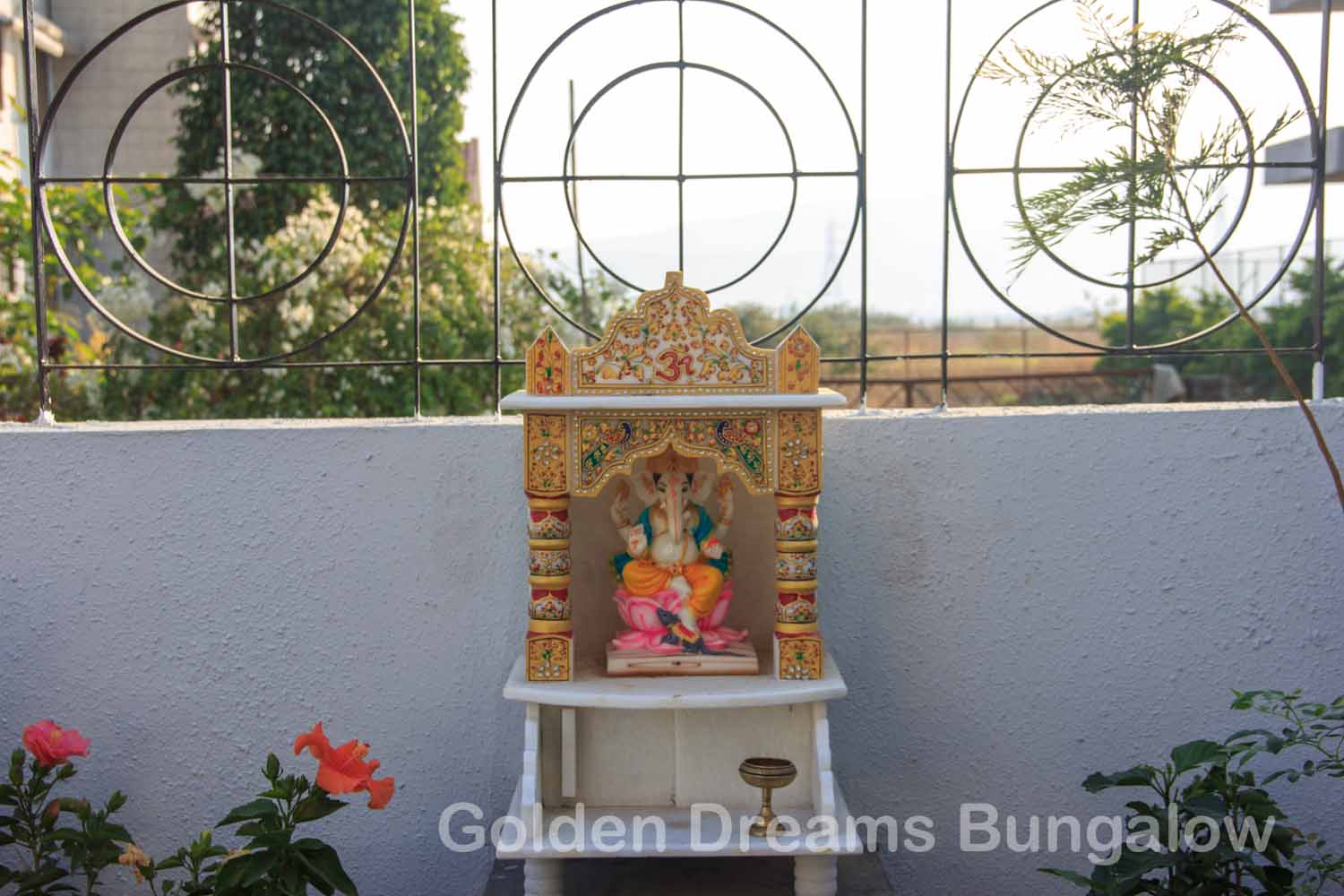 Golden Dreams Bungalow - Tap to explore photos