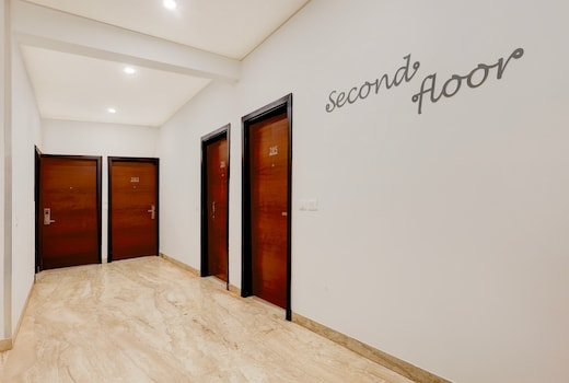 Super Townhouse Hotel Sec- 54 Golf Course Road