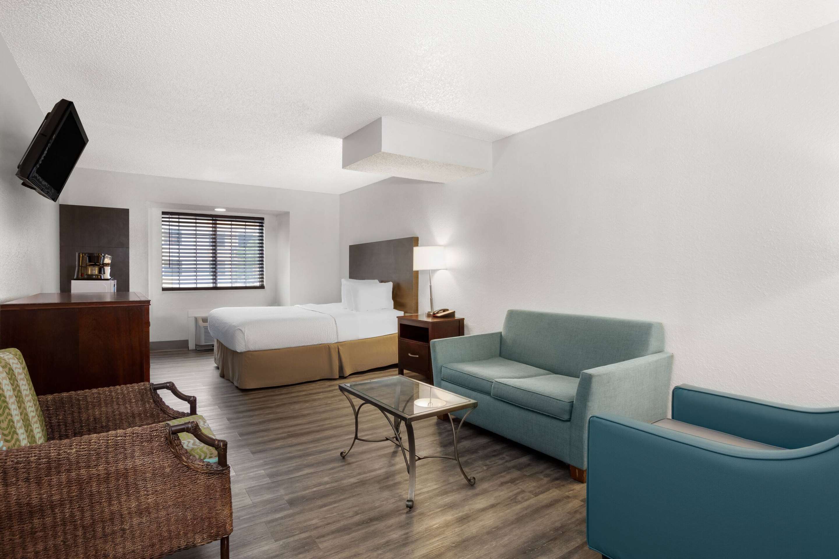 Baymont by Wyndham Orlando/International Dr/Universal Blvd - Tap to explore photos