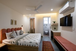 Cest La Vie Room in luxe Boutique Homestay 500m from MI Road, Jaipur