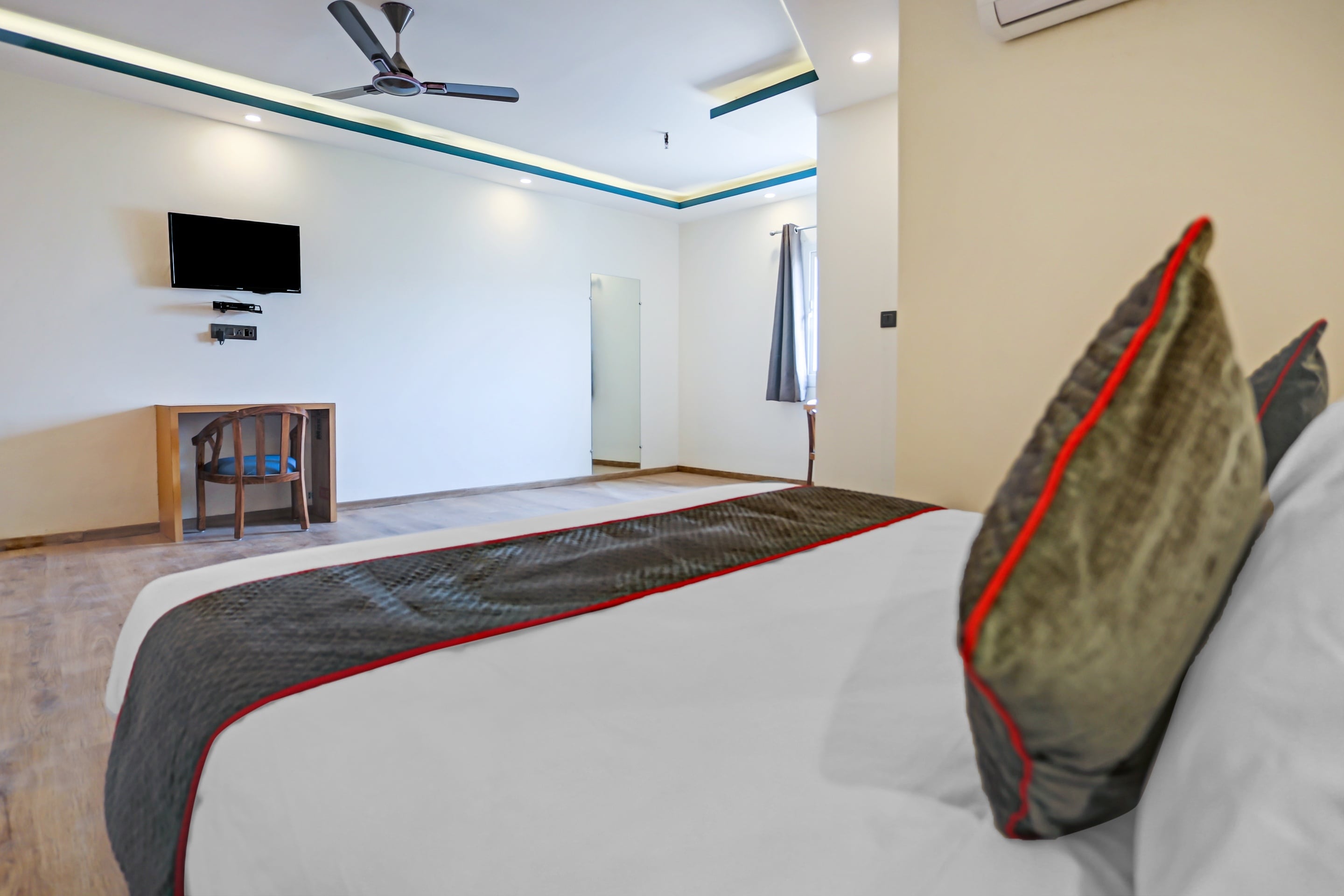 Townhouse The Madhav Sector 58 Noida Near ISKCON Temple Noida - Tap to explore photos