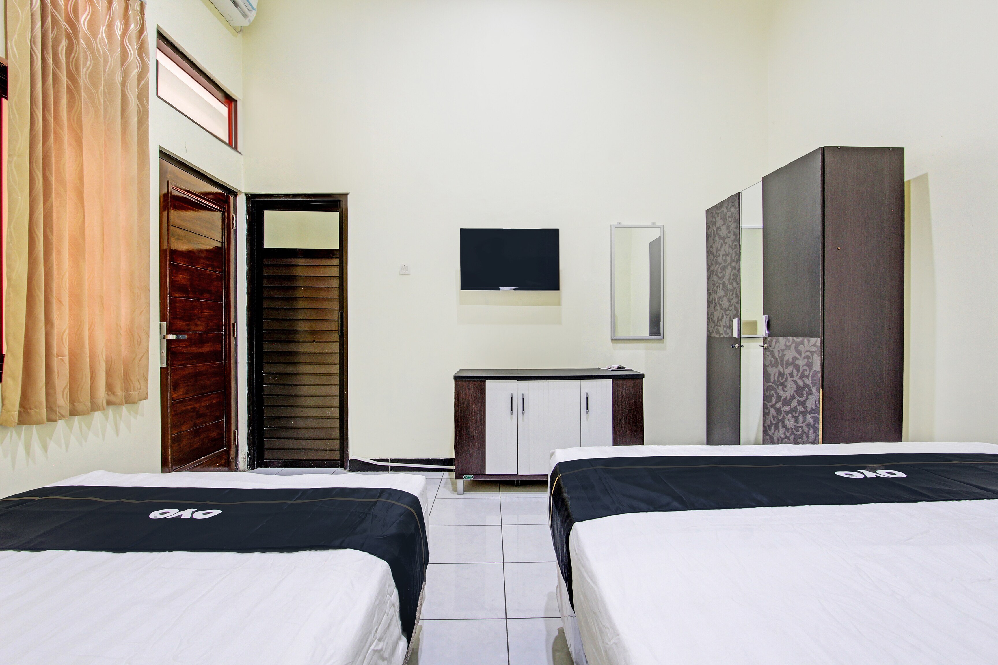 Super OYO Capital O 93204 Hotel Mulia Dua Syariah - Tap to explore photos