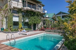 StayVista at 2 Rooms @ Villa Mountain Crest W/ Outdoor Pool, Solan
