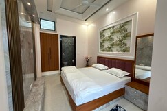 Anmol Aviral Guest House Deluxe Room, Ujjain