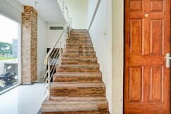 OYO Life 90606 Glass House Citraland Syariah, Surabaya