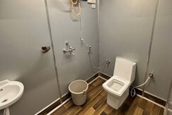 Coconut Grove Ecostay Stay with Pool Cinema & BBQ, Maddur