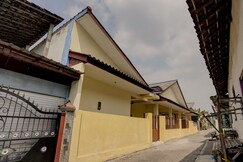 SPOT ON 92902 Sunyoto Homestay Syariah, Mojokerto