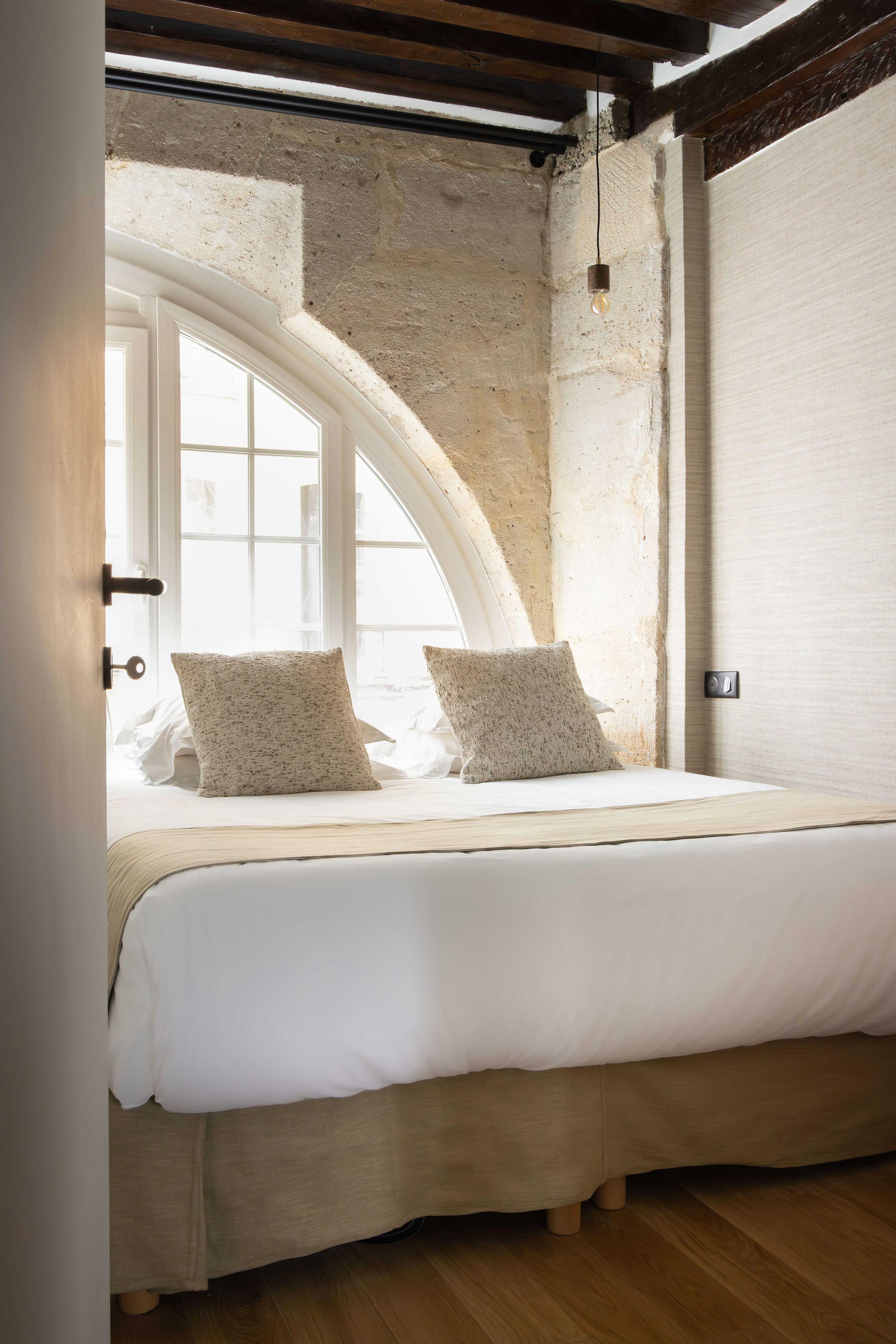 7 Rue des Innocents, 75001 Paris, France - Tap to explore photos