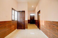 OYO 829306 HILL VIEW LUXURIOUS ROOMS, Zirakpur