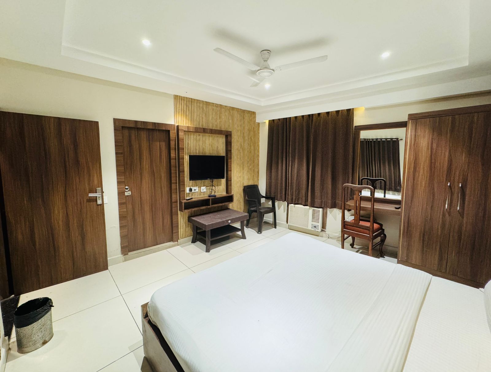 Hotel Pearl Inn (500m from Rudrapur Bus Stop) - Tap to explore photos