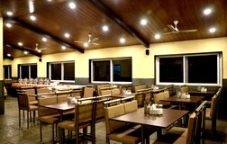 Roof top valley view dining area