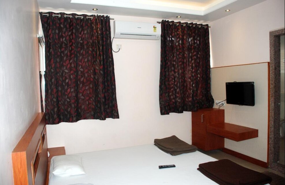 Yashwant Guest House - Tap to explore photos