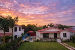 Farmhouse Getaway for Peaceful Stays Pool Parties, Greater Noida
