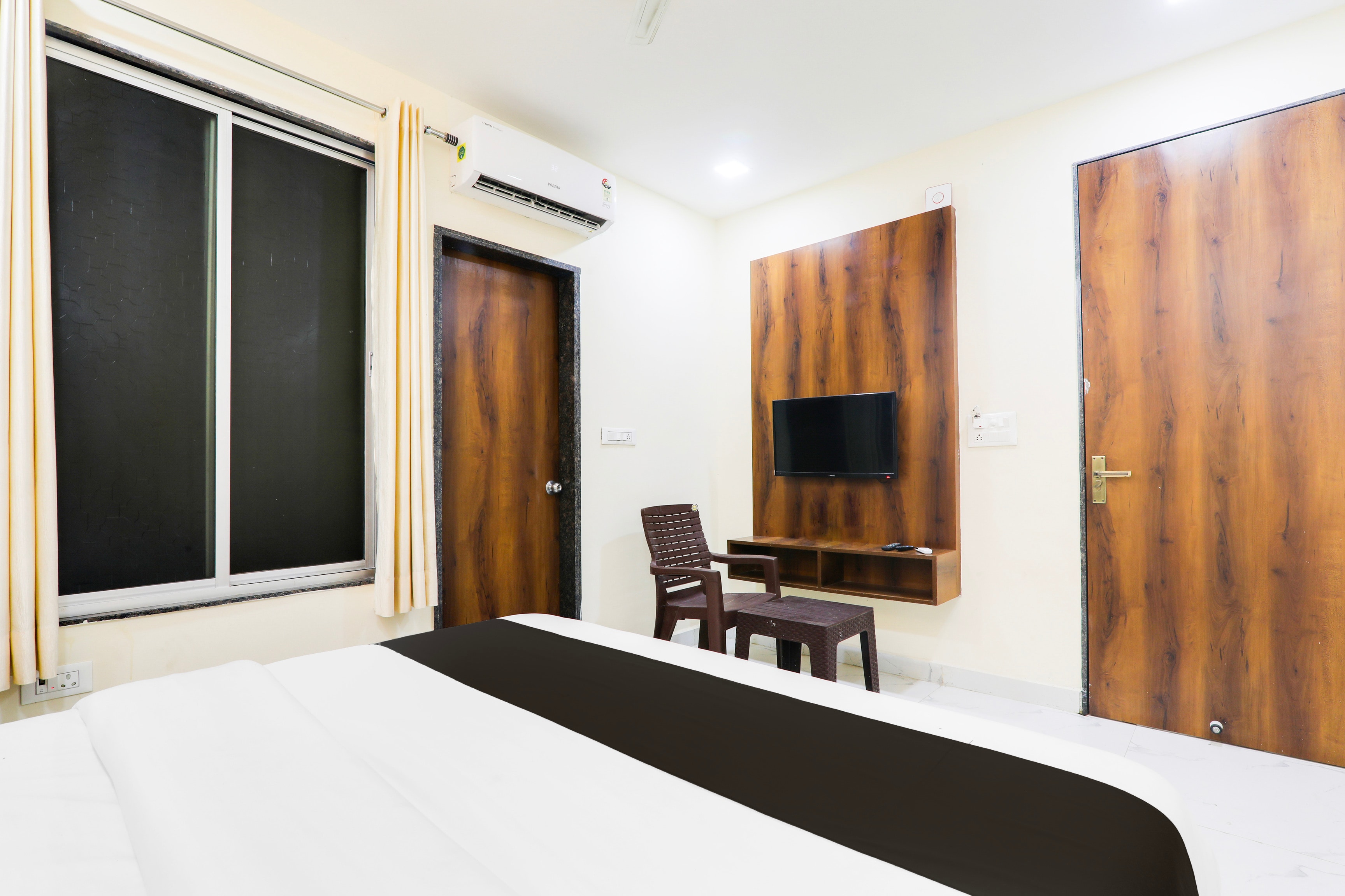 OYO 826985 Manglam Hotel - Tap to explore photos